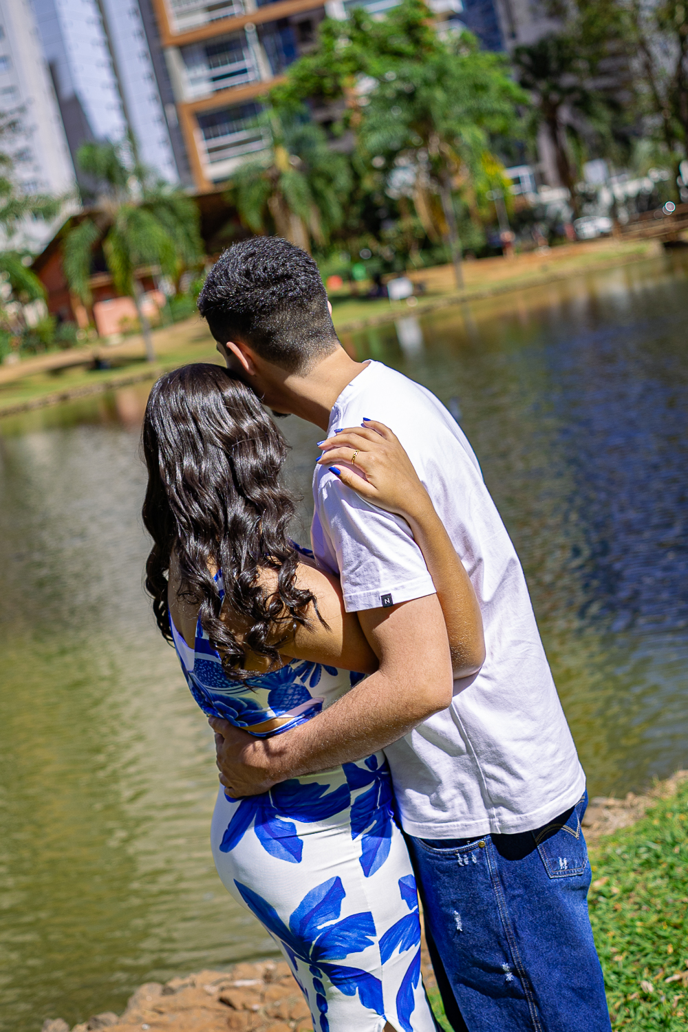 O casal contemplando o lago ao entardecer